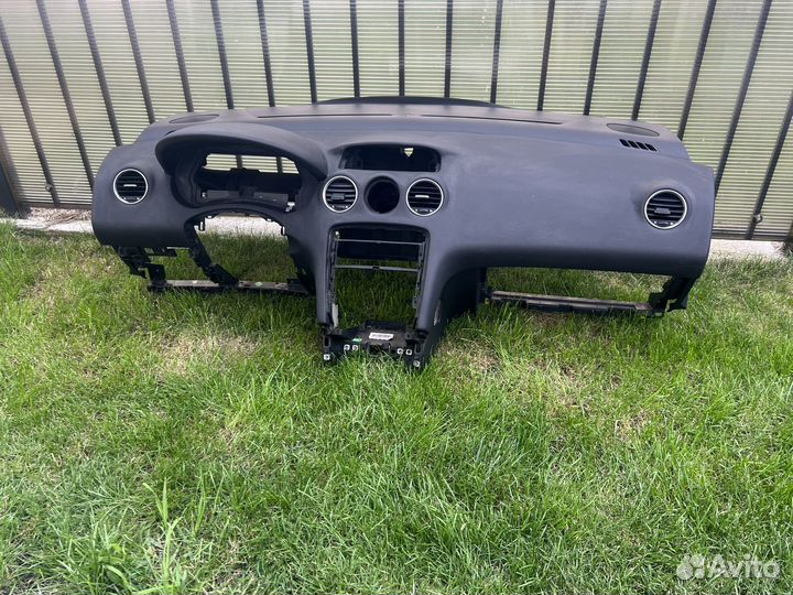 Торпеда/ Центральная панель Peugeot 308