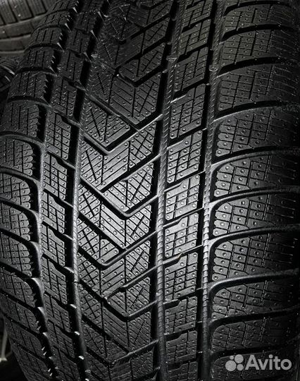 Pirelli Scorpion Winter 325/35 R22