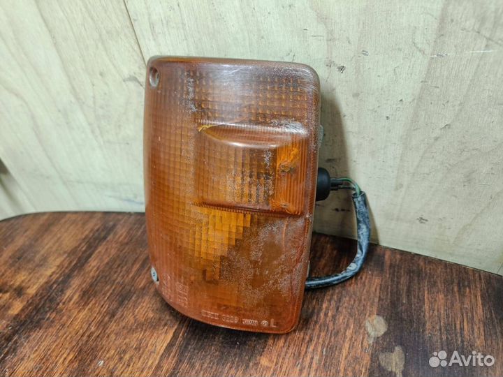 Указатель поворота левый Isuzu Trooper 1988