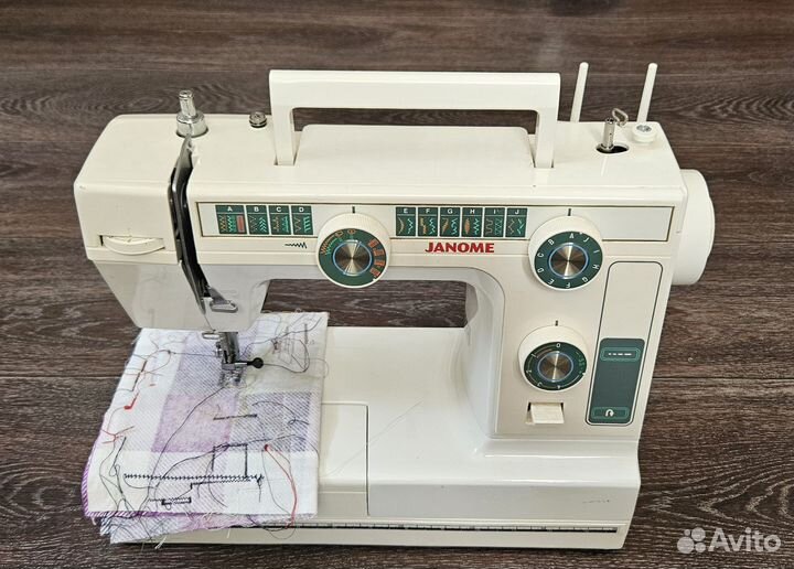 Швейная машина Janome