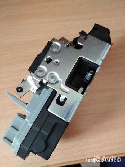 Замок двери ваз-2190 задний левый