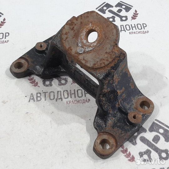 Кронштейн подушки двигателя нижний правый Toyota