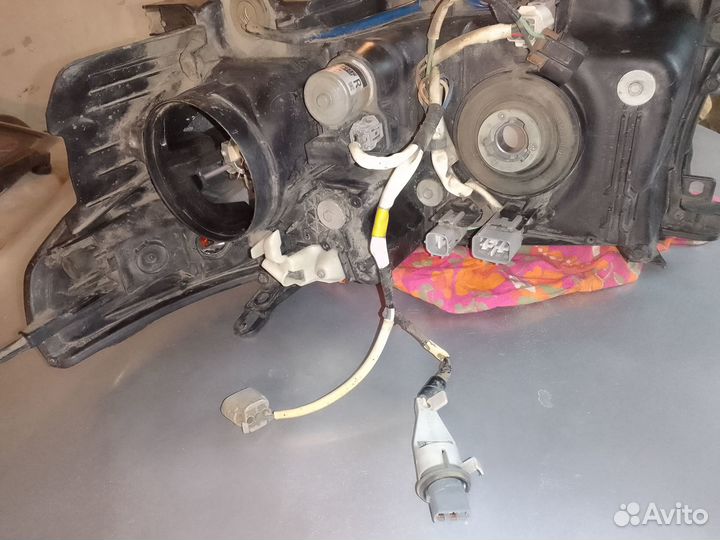 Правая передняя фара лэнд круйзер