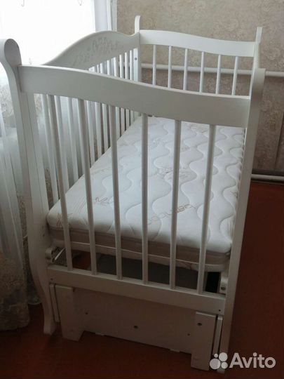 Детская кроватка с маятником и ящиком