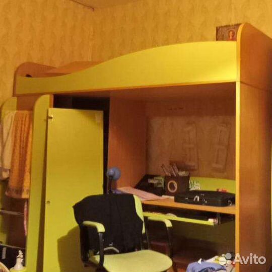 Детская кровать чердак со столом и шкафом