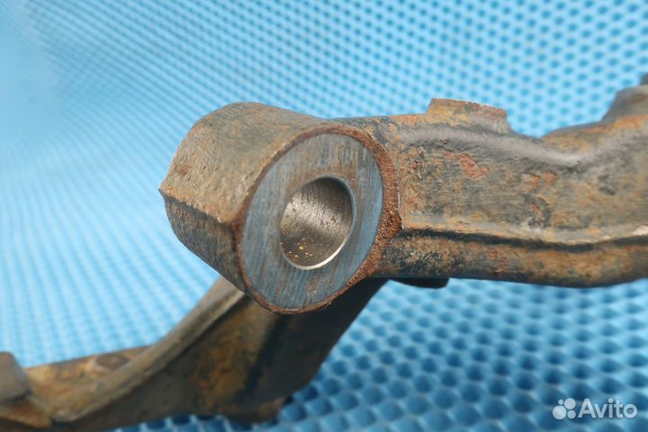 Кулак поворотный задний левый VW Golf 6