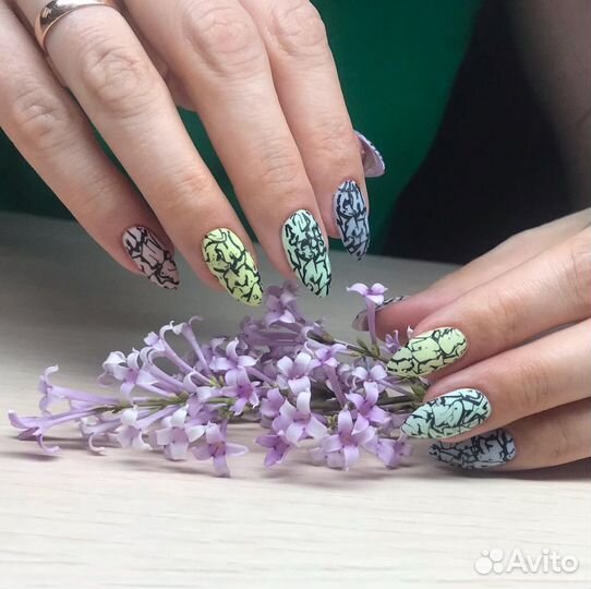 Модель на маникюр