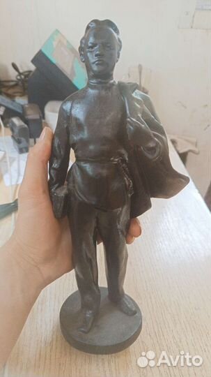 Ленин гимназист, скульптура