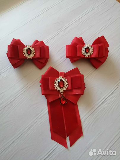 Комплект галстук - брошь и бантики