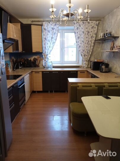 Кухонный гарнитур с плитой и вытяжкой