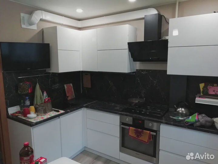 Чёрно-белая кухня в современном стиле