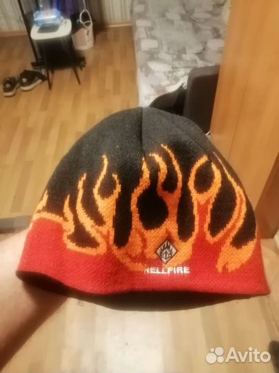 Стильная шапка с пламенем новая
