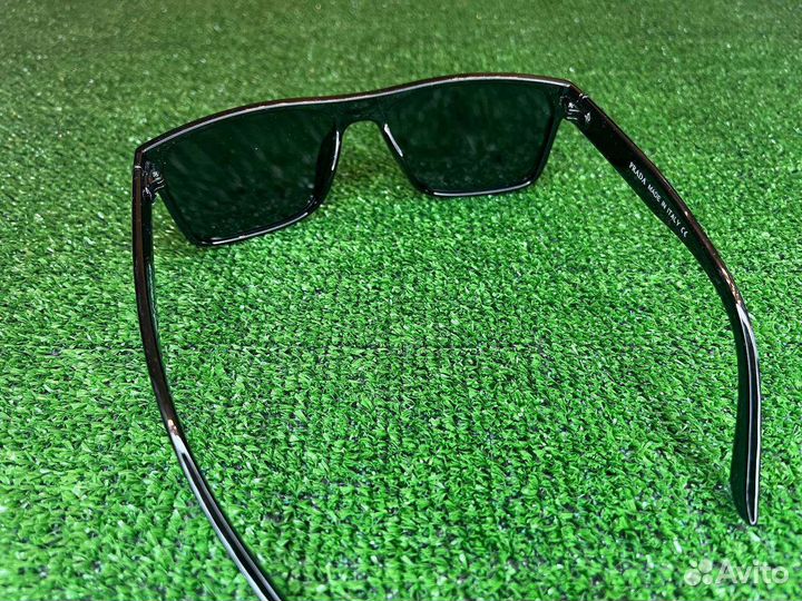 Солнцезащитные очки Prada