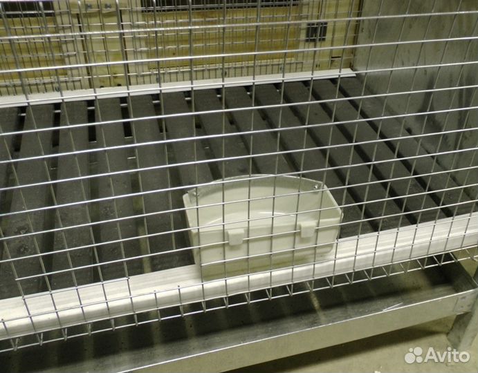 Поилка-кормушка для кроликов с обрамлением и без