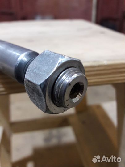 Ось переднего колеса с гайкой мотоцикла иж-пс 350