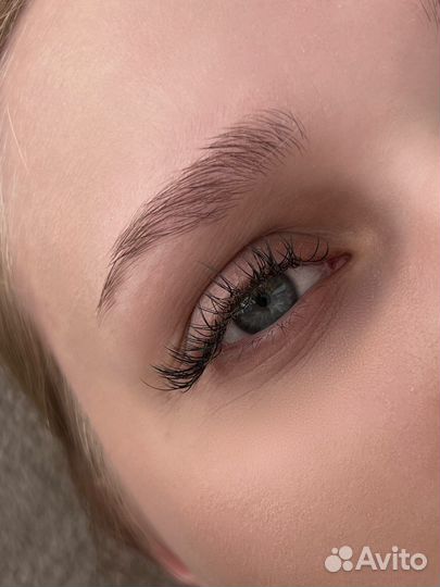 Модель на брови