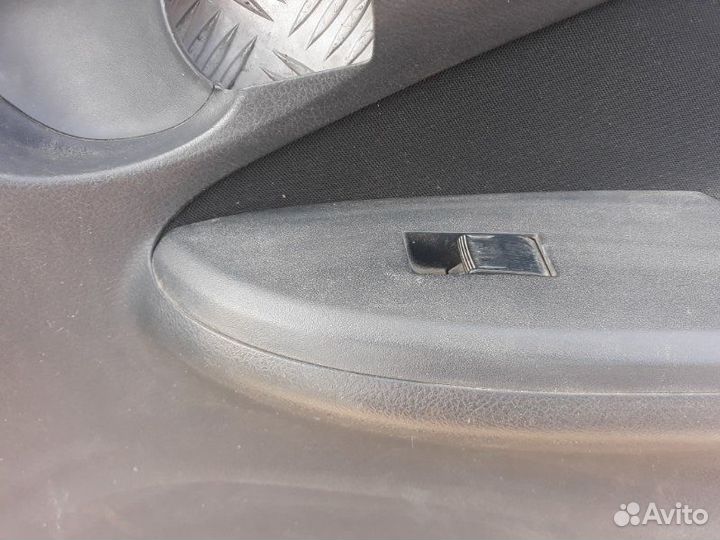 Обшивка двери прав. перед. Toyota Corolla
