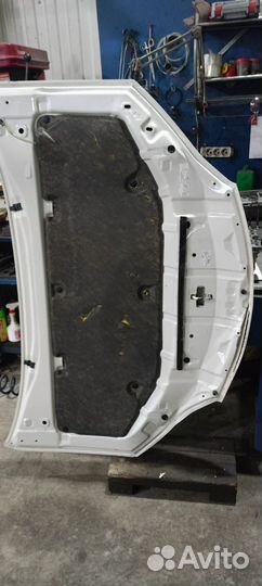 Капот Toyota Wish 2011 год выпуска