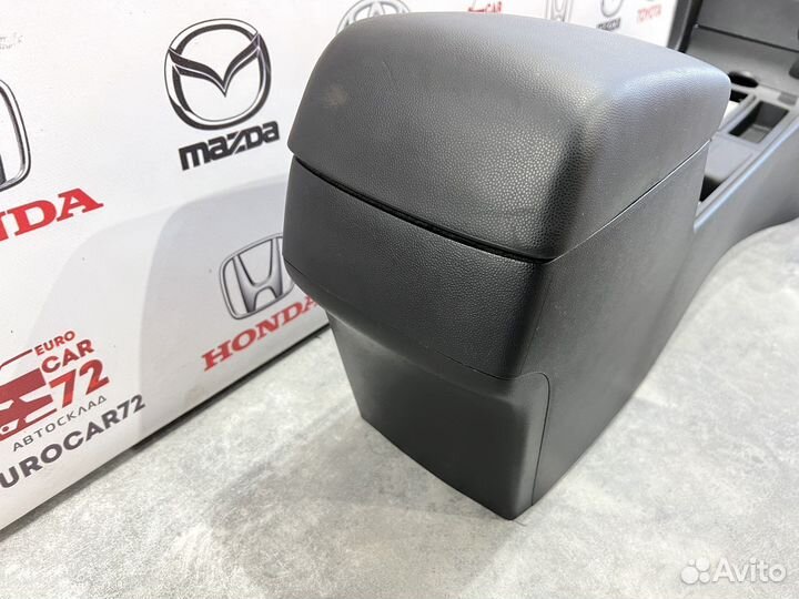 Подлокотник в сборе Mazda Axela BK 2002-2008