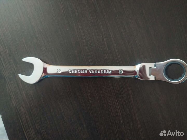 Набор ключей с трещеткой и шарниром