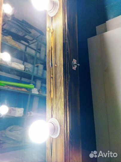 Гримерное зеркало с лампочками