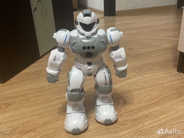 Игрушка робот с пультом