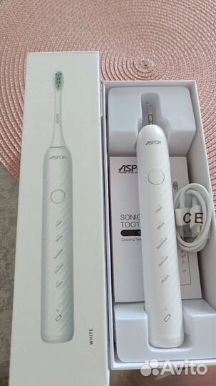 Электрическая зубная щетка