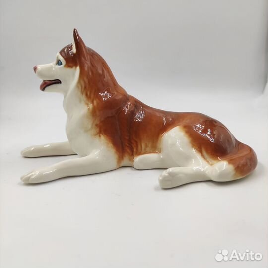 Фарфоровая статуэтка лежащего «Хаски»