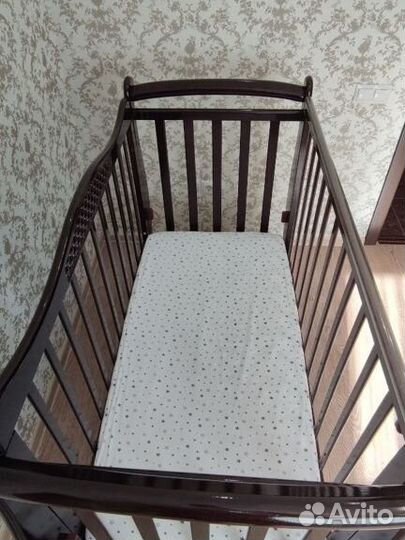 Детская кроватка с маятником