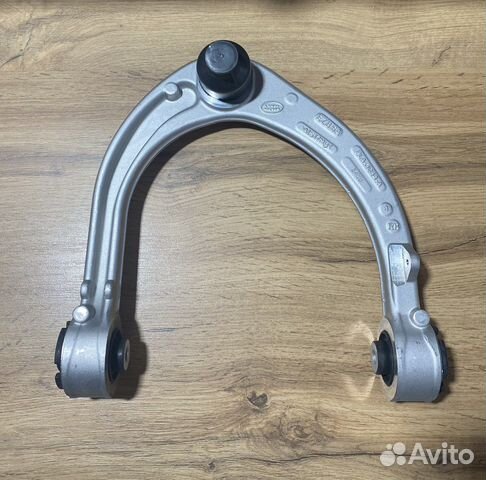 Рычаг верхний передней подвески правый LR034211