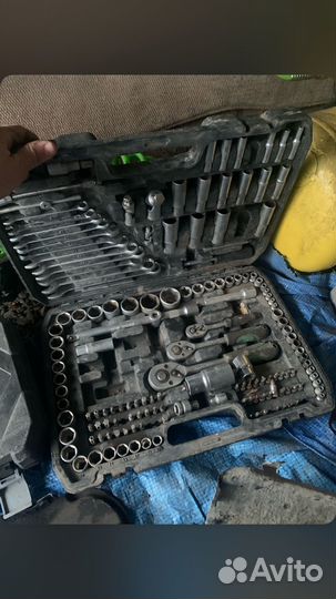 Компресор, набор инструментов, гайковерт