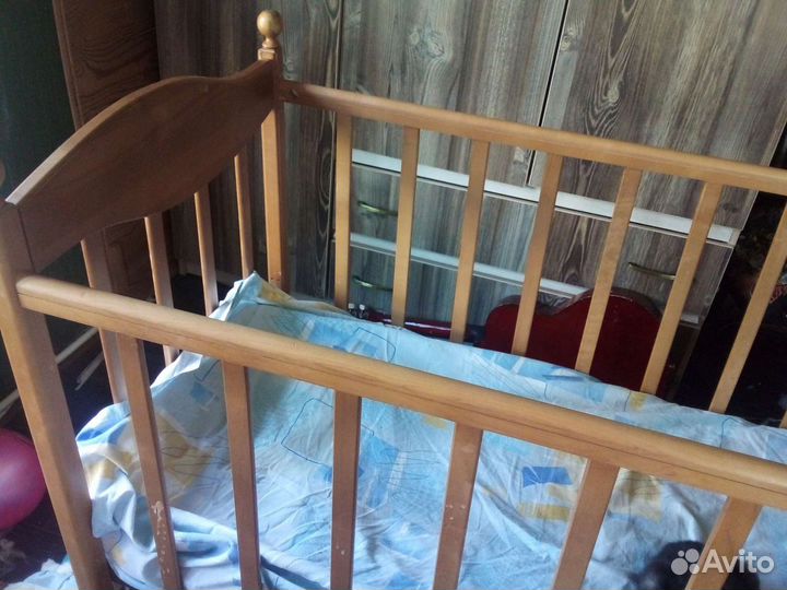 Детская кроватка с маятником