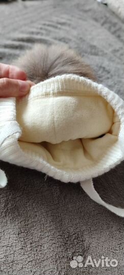 Шапка белая зимняя на новорожденных с помпоном