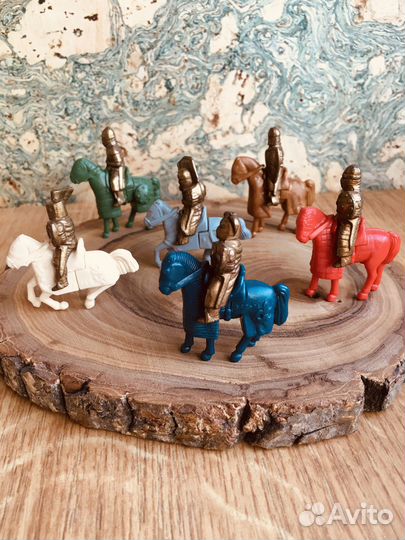 Всадники на лошадях из киндер сюрприза