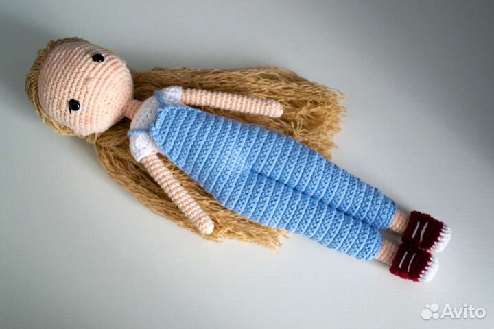 Вязаная кукла ручной работы
