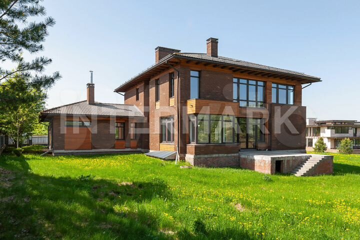 Дом 793 м² на участке 29,6 сот.