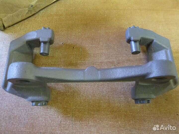 Скоба суппорта переднего audi A4,A6,A7,Q5 новая