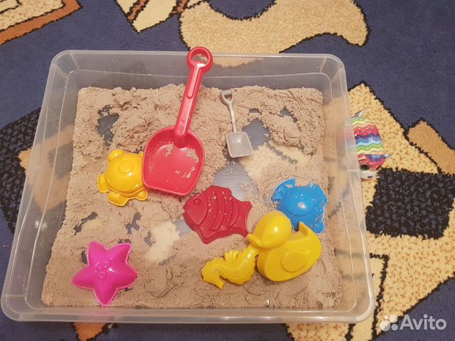 Кинетический песок в контейнере