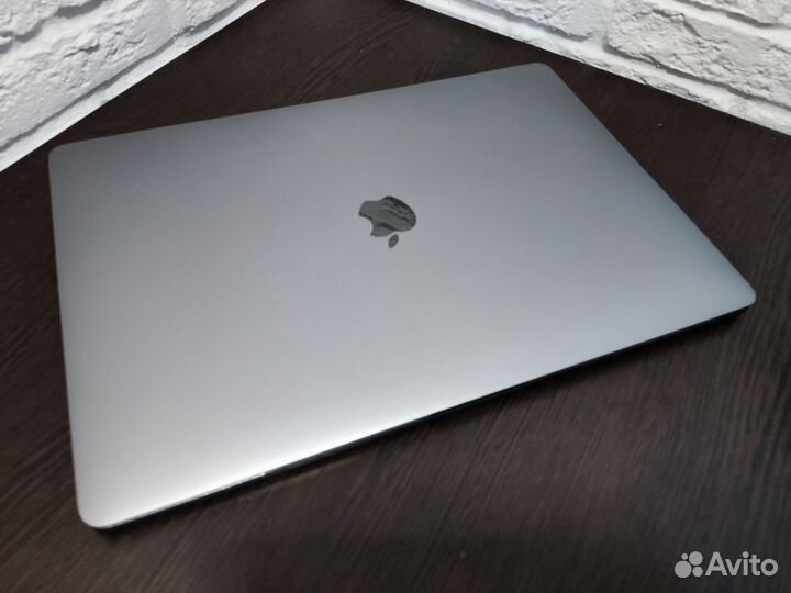 Apple MacBook Pro 2018 Core i7/555X/16гб/Retina
