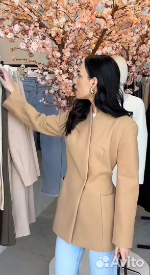 Бежевый жакет