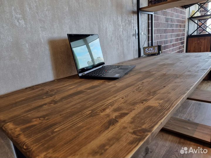 Рабочий стол со стеллажом