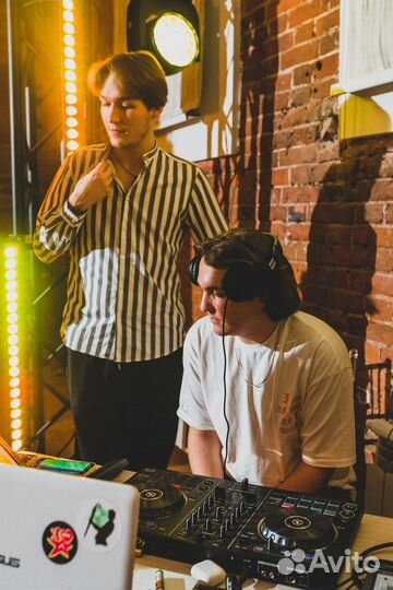 Диджей с оборудованием