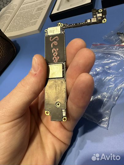 Материнская плата на icloud iPhone SE2020