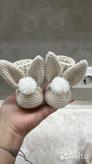 Набор погремушка вязаная+ вязаные пинетки