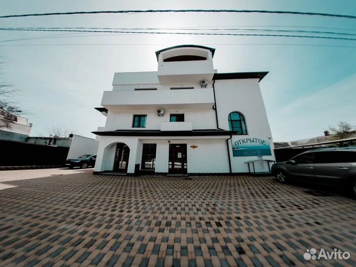 Официант в на море