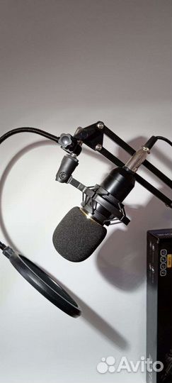 Студийный конденсаторный микрофон