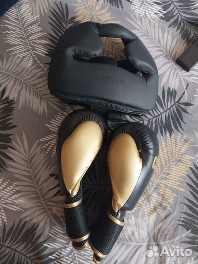 Продам боксерский шлем Clinch,перчатки