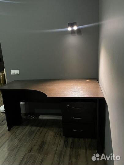 Компьютерный стол с тумбой