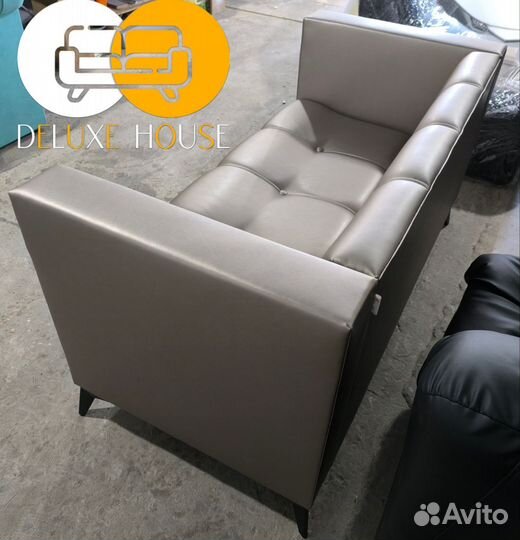 Кожаный диван