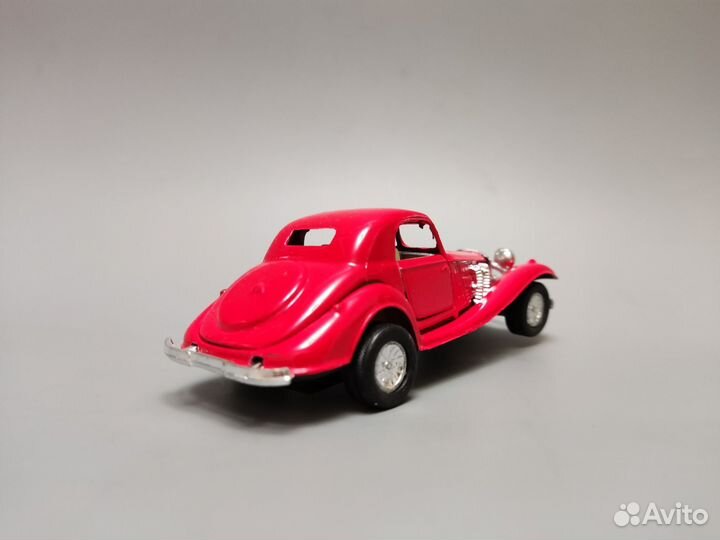 Модель ретро автомобиля